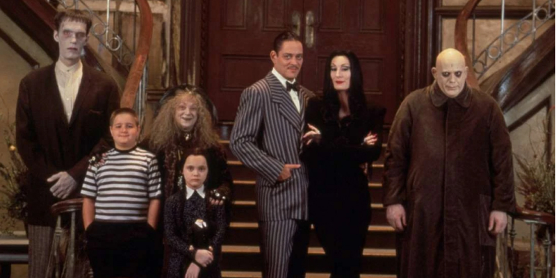 Image de la famille au complet dans le film La Famille Addams